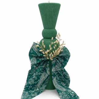 Lumanare clepsidra culoare verde ornata cu funda